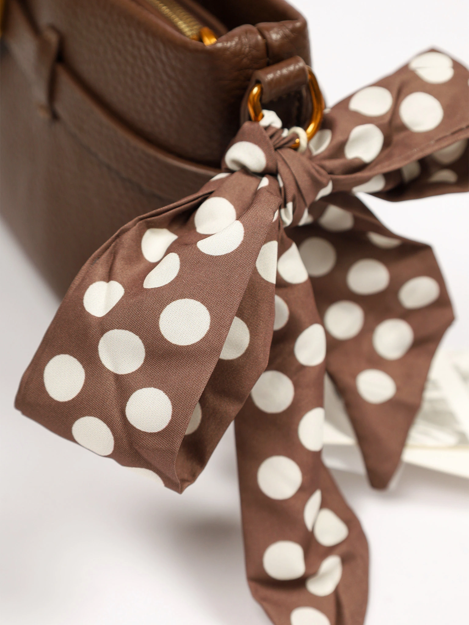 Сумка-тоут с декоративным платком и ремешком с пряжкой в ассортименте